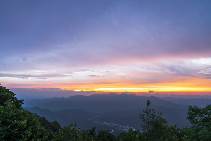 山顶的日落晚霞延时