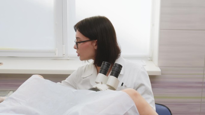 妇科办公室的病人和医生在做阴道镜检查。妇科医生通过数码阴道镜观察女性疾病。医学测试。