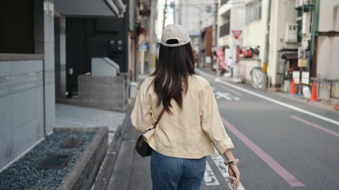 宽波亚洲女游客在日本京京市散步和旅行