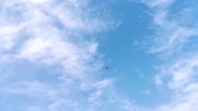 飞机飞过蓝天白云转场