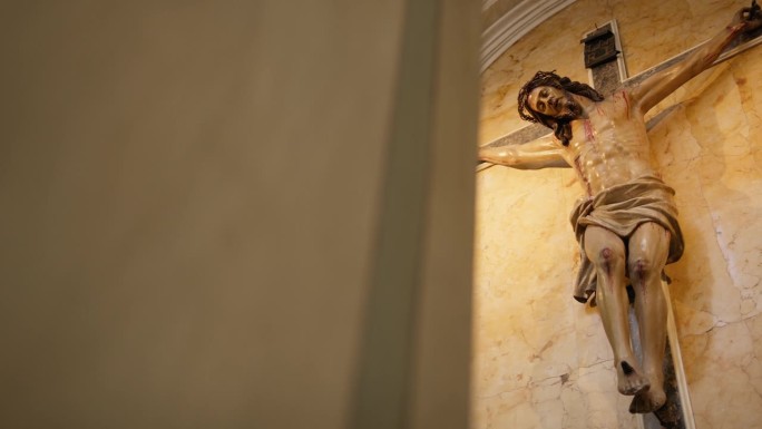 古代教堂里十字架上的耶稣