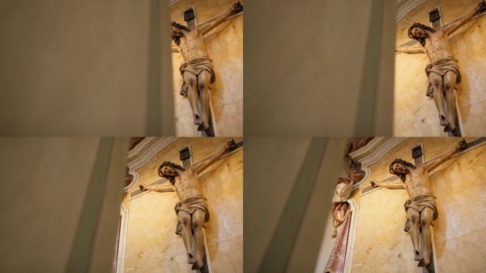 古代教堂里十字架上的耶稣