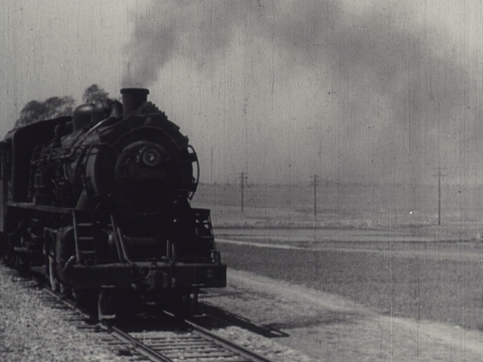 建国初蒸汽火车行驶在原野上