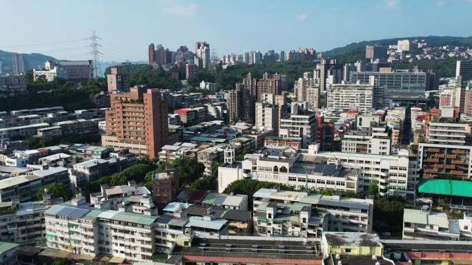 空中回拉显示台北官渡北投区杂乱的城市景观