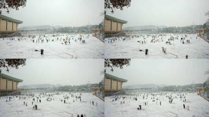 下雪天操场上开心玩耍的人群延时