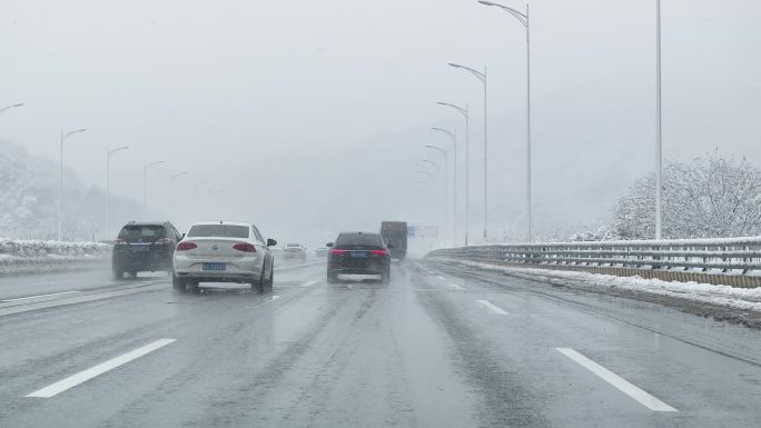 2024龙年湖南长沙大雪马路车流街景