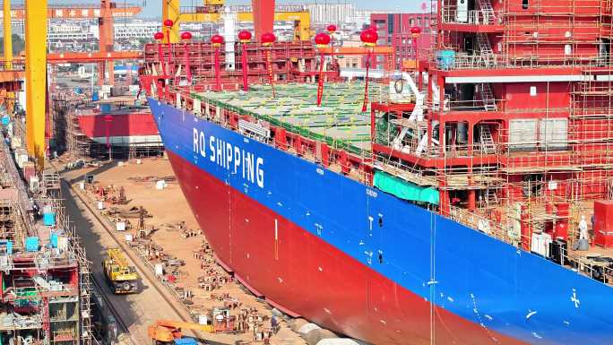 航拍长江港口码头船厂轮船下水仪式江轮海轮