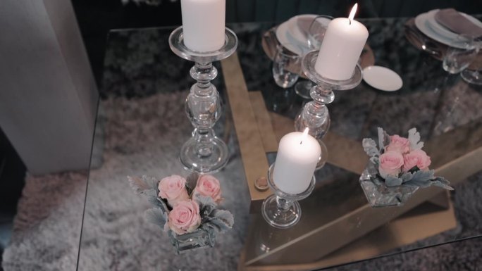 玻璃桌上的蜡烛和玫瑰