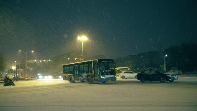 夜晚下雪行驶的汽车夜晚雪景夜晚路灯雪景