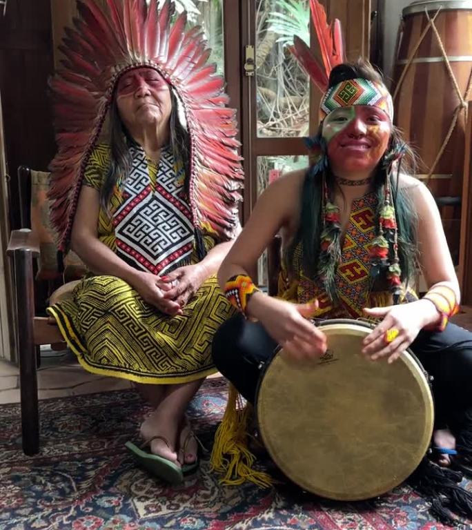 土著妇女演奏打击乐器
