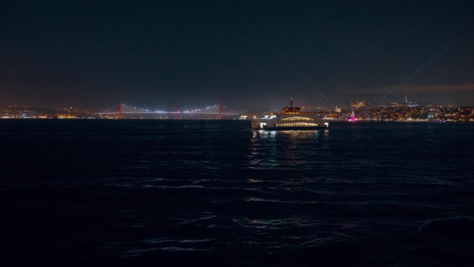 船的POV照明游轮在马尔马拉海与博斯普鲁斯桥对晴朗的天空在夜间在伊斯坦布尔，土耳其