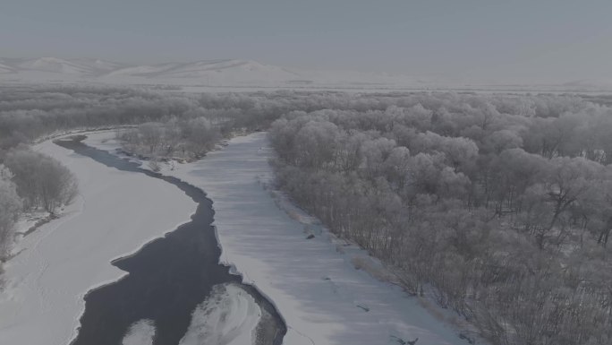 航拍雪景下的牙克石河流