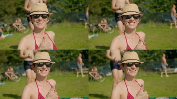 度假时戴着太阳帽的海滩女人