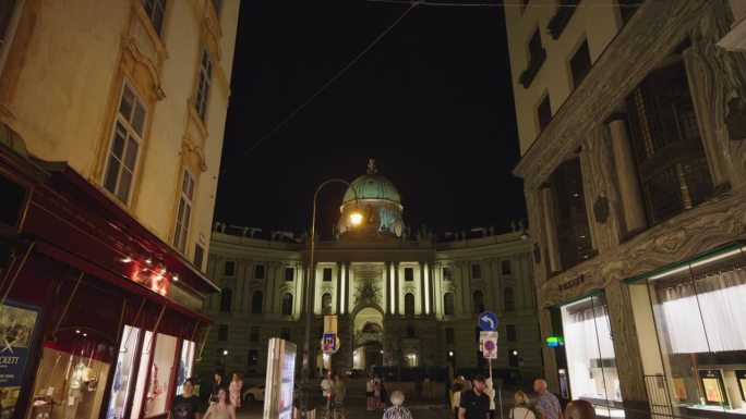 晚上从奥地利维也纳的科尔马克特街看到的霍夫堡宫