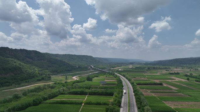 高速公路航拍 高速公路穿过农田