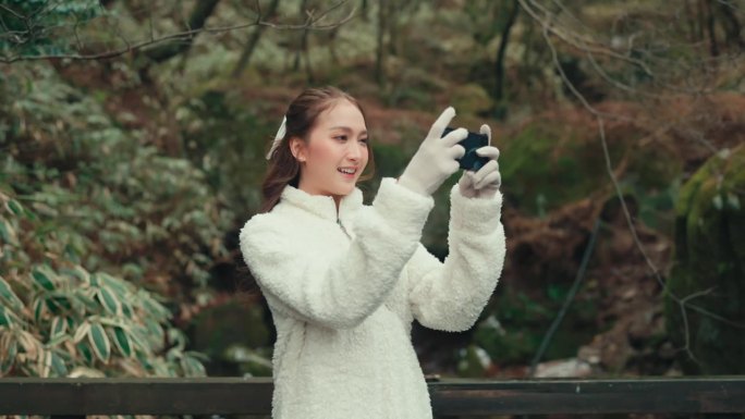 年轻的亚洲游客进入济州岛著名景点济州岛寺庙游玩