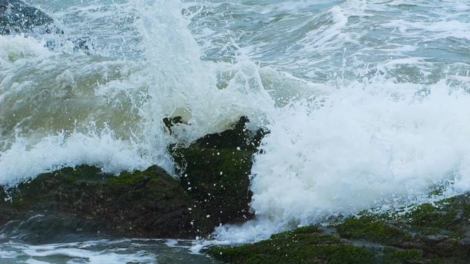 大海涨潮浪涛汹涌