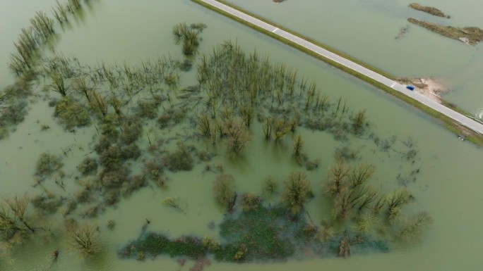 无人机拍摄的荷兰洪水中的水下道路