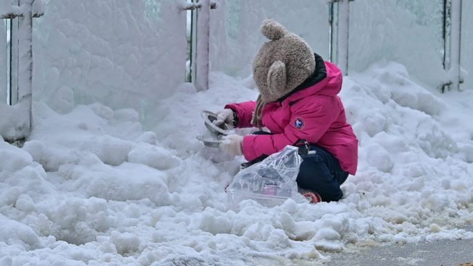 雪地里玩雪的可爱小朋友