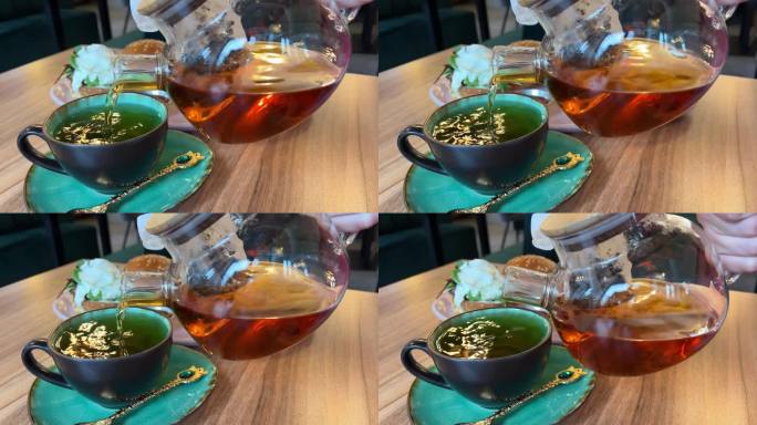 茶水被倒进中国传统的茶杯里放在桌上，热饮饮料茶点的时候。