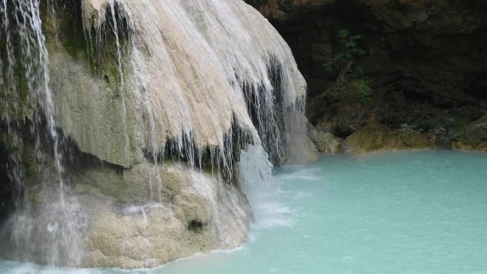 泰国兰奔省maping国家公园的Koh Luang瀑布特写。