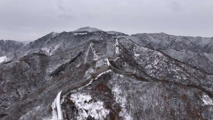 航拍雪后波澜壮阔慕田峪长城