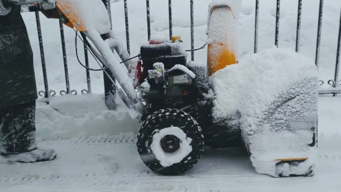 院子里的除雪设备配有内燃机