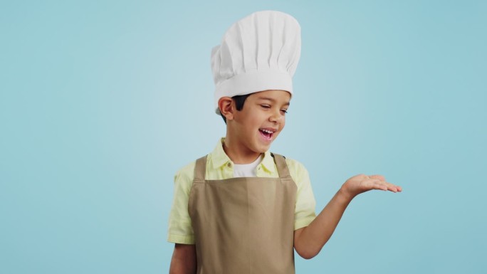 孩子，笑脸和厨师手在工作室展示促销，广告或交易。打扮，职业和年轻的男孩从未来的职业生涯烹饪和打开手掌