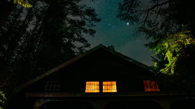 夏夜，在新英格兰的树林里，一间质朴舒适的小屋后面，星星的时间流逝，银河在薄云后面清晰可见