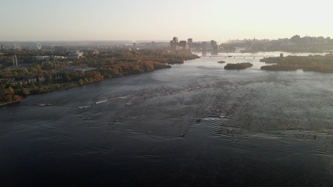 鸟瞰风景优美的渥太华河在渥太华，加拿大安大略省在秋天