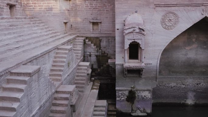 古代独特的红石阶梯井建筑在天朝从不同的角度角度