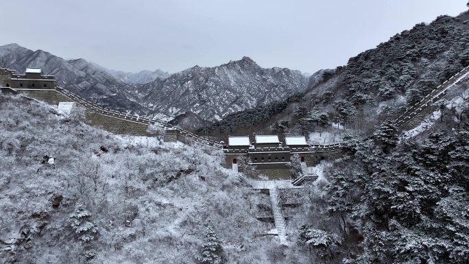 航拍雪后波澜壮阔慕田峪长城