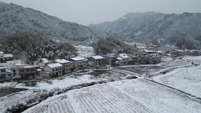 航拍湖南大山暴雪家乡农村雪景美丽乡村风光