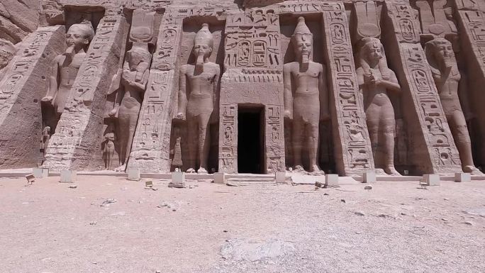 走向埃及阿布辛贝神庙纪念碑。多莉拍摄