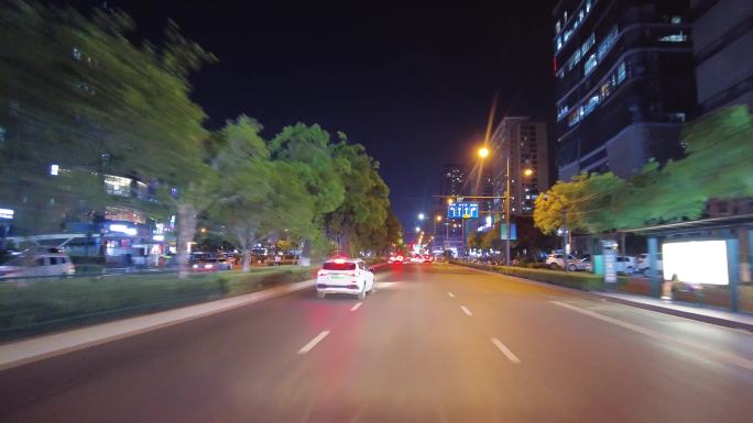 城市夜晚马路开车第一视角空镜头