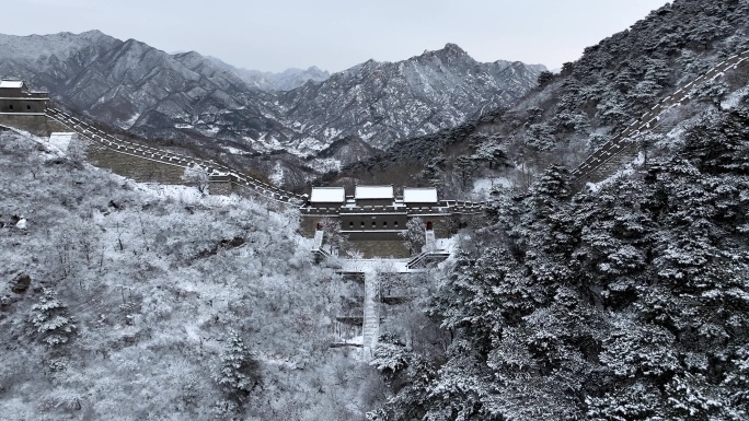 航拍雪后波澜壮阔慕田峪长城