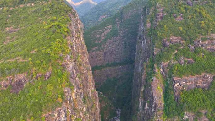 山高谷深悬崖绝壁