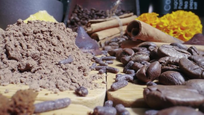 宏视频展示了一个桌子设置场景与咖啡，坚果和核桃，巧克力，肉桂棒和配料，广告背景