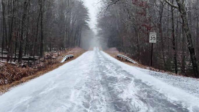 东北风期间，一场大雪落在了偏远而美丽的森林道路上