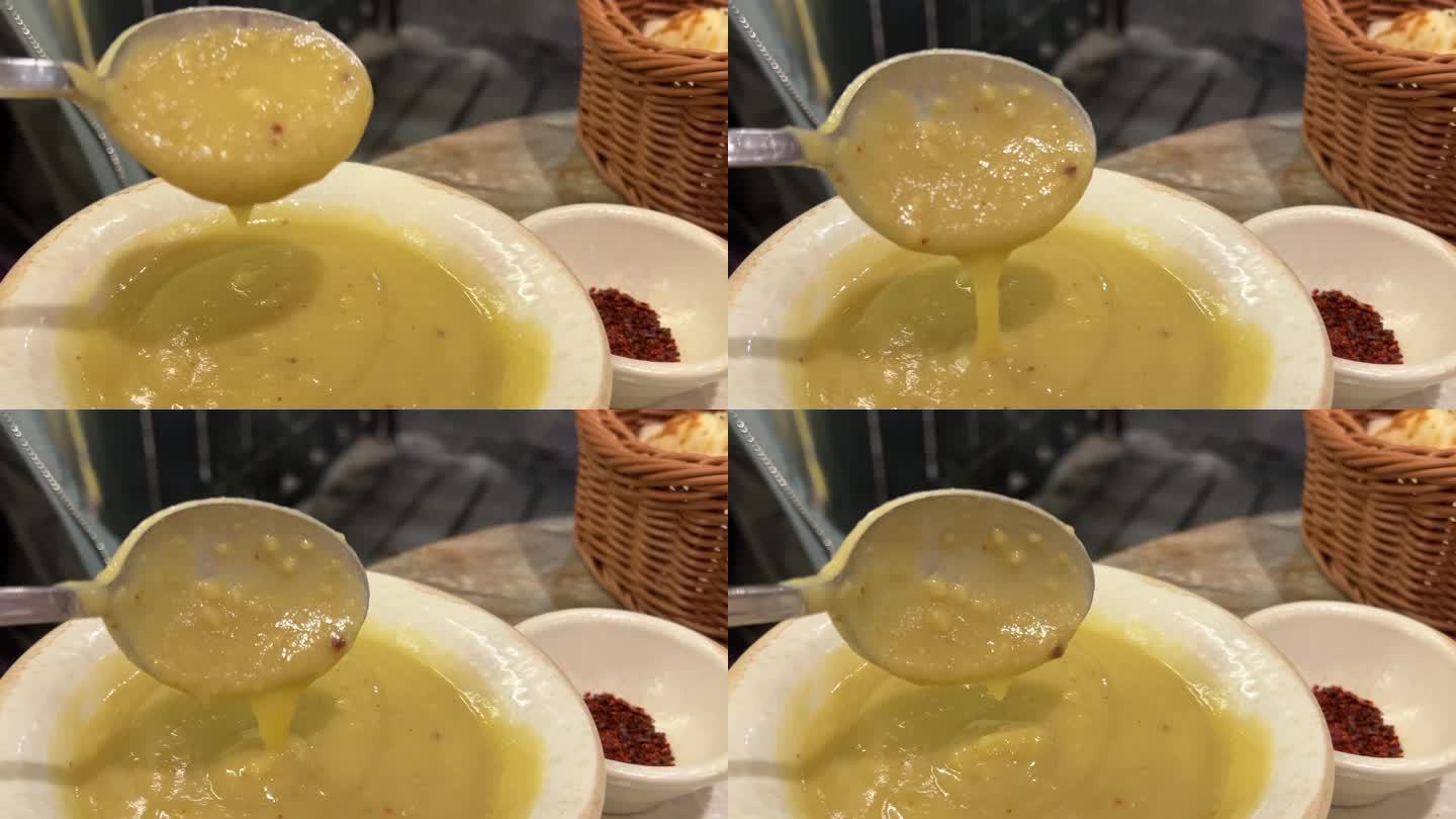 Keema咖喱，短视频剪辑超级特写的勺子混合南瓜汤泥的慢动作