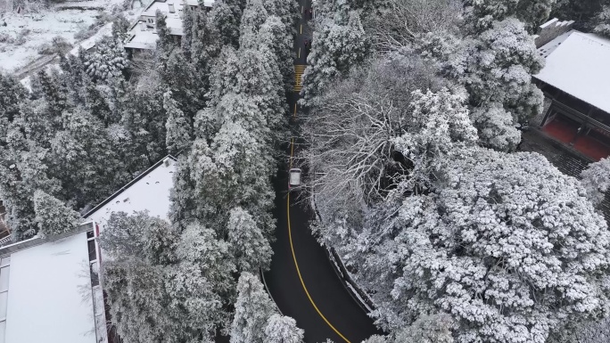 车辆山道行驶雪景航拍