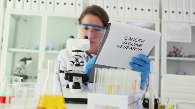 科学家在实验室研究疫苗和肿瘤的作用