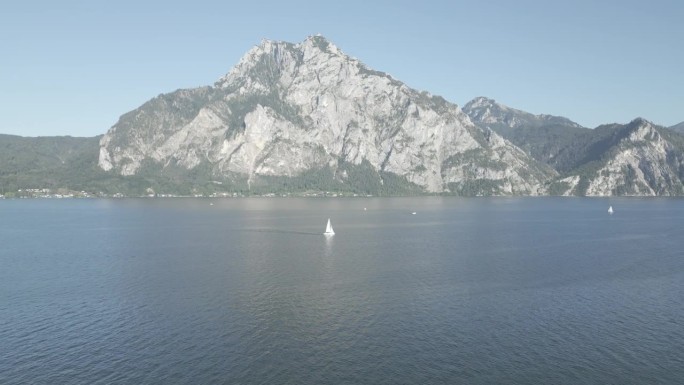 上奥地利萨尔茨卡默古特州格蒙登附近的特劳恩湖和特劳恩斯坦山的航拍图