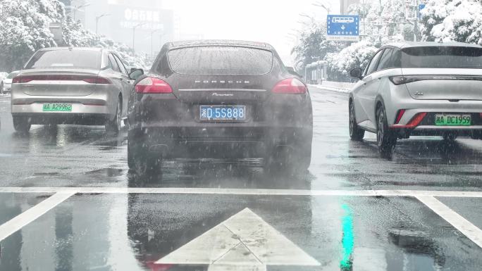 2024龙年湖南长沙大雪马路车流街景