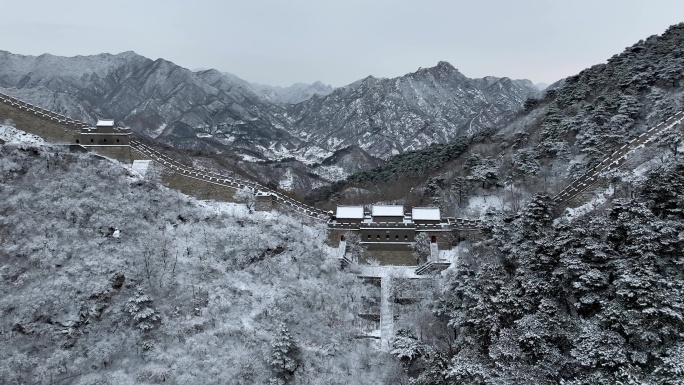 航拍雪后波澜壮阔慕田峪长城