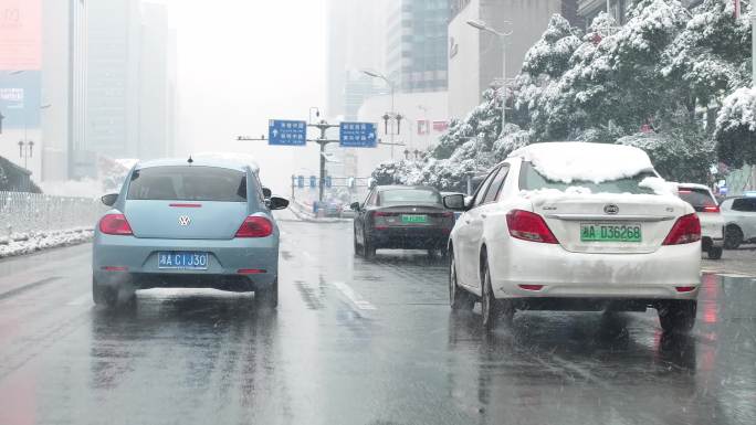 2024龙年湖南长沙大雪马路车流街景