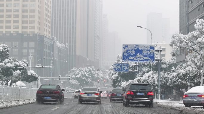 2024龙年湖南长沙大雪马路车流街景