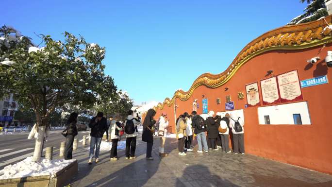 冬天的开福寺游客排队买票