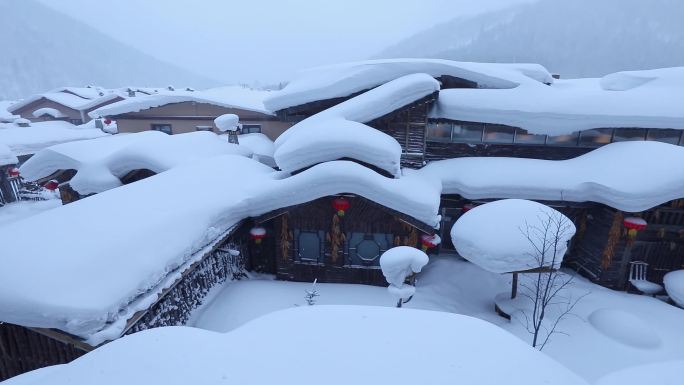 积雪覆盖的村庄，中国雪乡的航拍视角