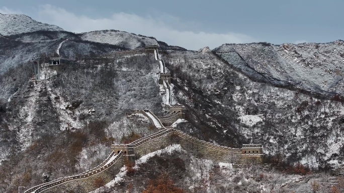 航拍雪后波澜壮阔慕田峪长城